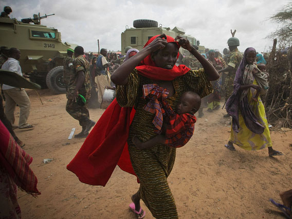 Civilians rush to a feeding center during drought in Somalia. Photo: Africa Renewal