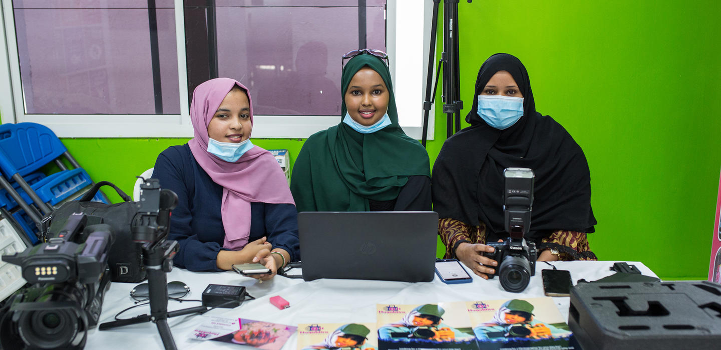 Somali girls studying technology