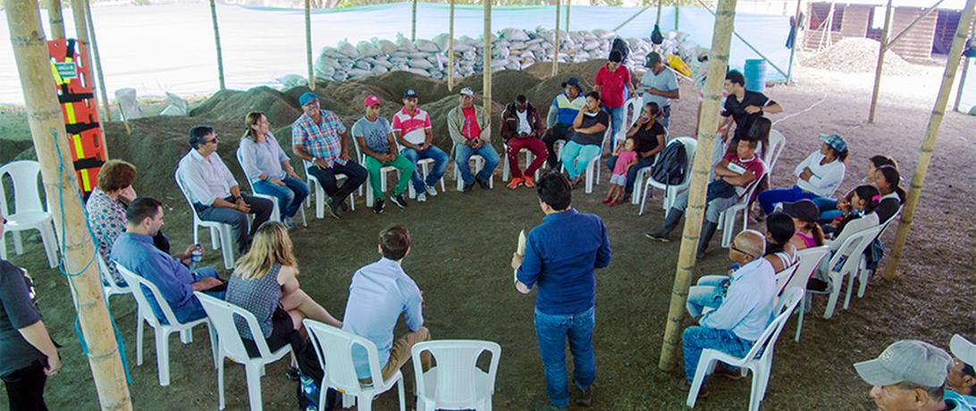 Reunión de personas del territorio y PASO Colombia