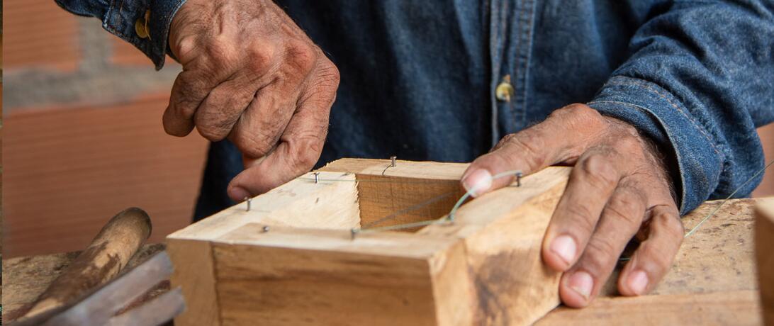 Manos construyendo cajón apícola, Saravena, Arauca.